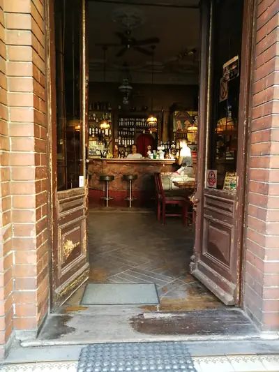 Otwarte drewniane drzwi pubu z widokiem na bar